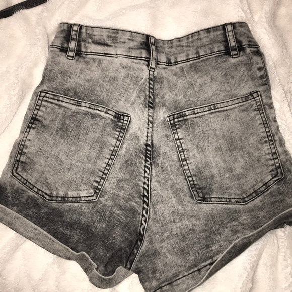 ⚡️ACID WASH GREY HIGHWASTED SHORTS⚡️ - Picture 2 of 5